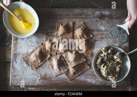 Das Kochen von Kastanienmehl Ravioli mit Artischocken, Erbsen und Enoki Pilze. Stockfoto