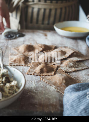 Das Kochen von Kastanienmehl Ravioli mit Artischocken, Erbsen und Enoki Pilze. Stockfoto