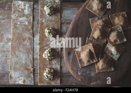 Das Kochen von Kastanienmehl Ravioli mit Artischocken, Erbsen und Enoki Pilze. Stockfoto