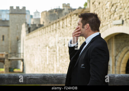 London, UK. 11. September 2015. Ritchie McCaw warten auf Fans an der Tower Bridge nach der Willkommenszeremonie für das neuseeländische Rugby-Team für den Rugby World Cup 2015 zu treffen. 20 Teams aus der ganzen Welt werden im Wettbewerb um den Webb Ellis Cup gewinnen und RWC 2015 Gewinner erklärt. New Zealand sind die aktuellen Titelträger, Gewinn des Pokals im Jahr 2011. Bildnachweis: Elsie Kibue / Alamy Live News Stockfoto