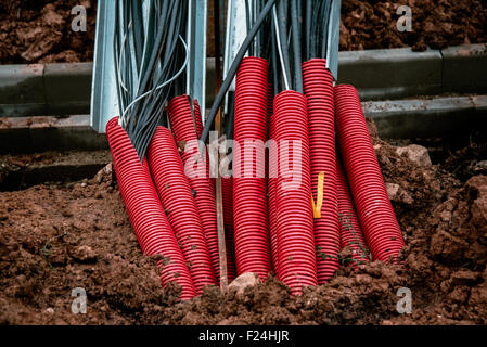Kunststoffrohre mit Stromkabel Stockfoto