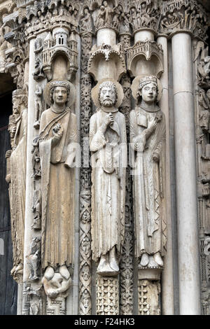 Geschnitzte Figuren schmücken eines den Laubengängen der Muttergottes-Kathedrale von Chartres Stockfoto