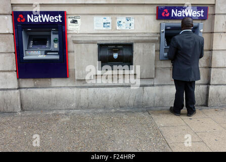Geldautomaten, Zeichen und Logos auf Zweig der NatWest Bank, London Stockfoto