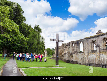 Partei der Schülerinnen und Schüler an den Ruinen der Abtei von Glastonbury, Glastonbury, Somerset, England, UK Stockfoto