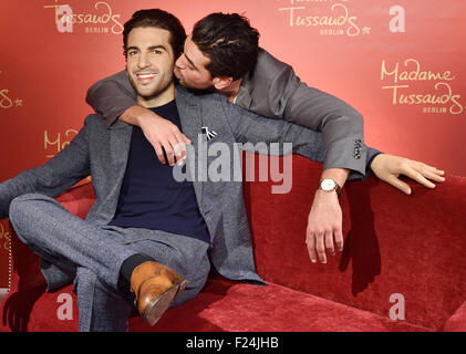 Berlin, Deutschland. 11. September, 2015. Schauspieler Elyas M'Barek küsst eine Wachsfigur von sich selbst bei Madame Tussauds in Berlin, Deutschland, 11. September 2015. Foto: JENS KALAENE/DPA/Alamy Live-Nachrichten Stockfoto