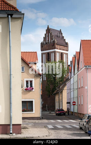 Glockenturm des 14. Jahrhundert St. Peter und St. Paul Kirche, Morąg Stockfoto