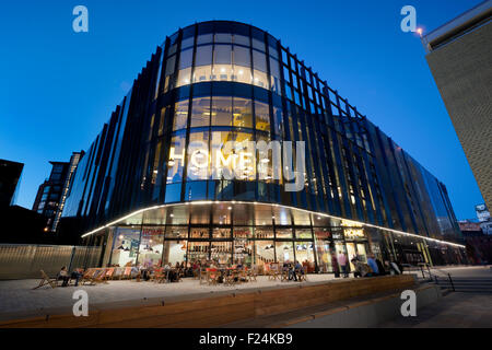 HOME Zentrum für zeitgenössische Kunst, Performance, Theater und Film befindet sich in Tony Wilson-Platz, Innenstadt von Manchester in der Nacht. Stockfoto