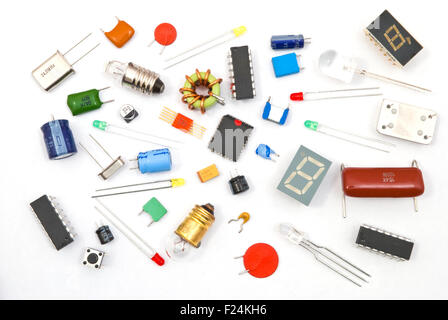 Verschiedenen elektronischen Komponenten auf dem weißen Hintergrund Stockfoto