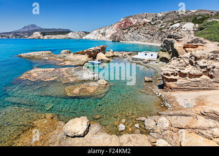 Ein kleiner Hafen in der Nähe des Strandes Fyriplaka in Milos, Griechenland Stockfoto