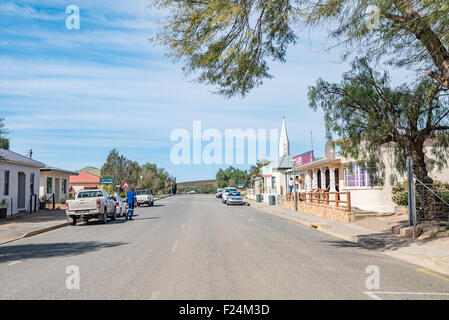 LOERIESFONTEIN, Südafrika - 11. August 2015: die Hauptstraße in Loeriesfontein, einer kleinen Stadt in der nördlichen Kap Namaqualand Stockfoto