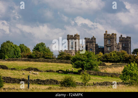 Riber Burg oben auf dem Hügel mit Schafen im Feld Matlock Derbyshire UK Stockfoto