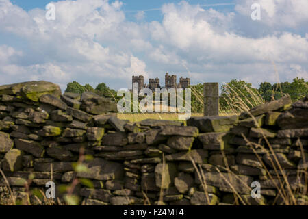 Riber Castle in der Ferne Blick Wand einen trockenen Stein in Matlock Derbyshire UK Stockfoto