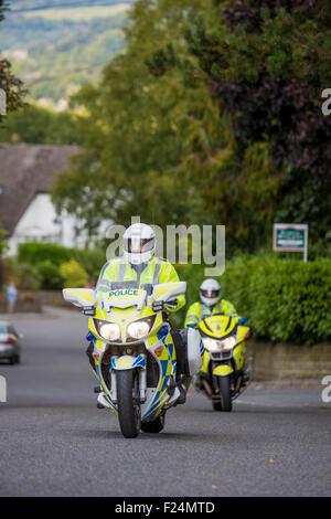 Polizei-Motorradfahrer auf der 6. Etappe der Tour of Britain 2015 Matlock Derbyshire UK Stockfoto