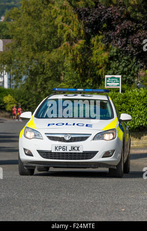 A Polizeiauto auf Stufe 6 der Tour of Britain 2015 Matlock Derbyshire UK Stockfoto