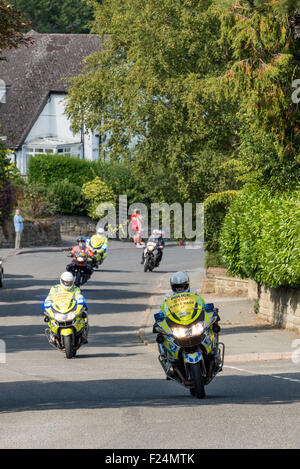 Polizei-Motorradfahrer auf der 6. Etappe der Tour of Britain 2015 Matlock Derbyshire UK Stockfoto