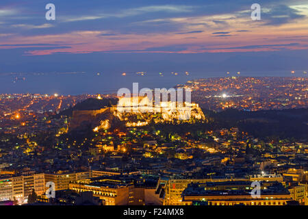 Blick über Athen von Mount Lycabettus nach Sonnenuntergang Stockfoto