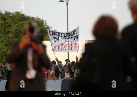 Venedig, Italien. 11. September 2015. Fans von dem italienischen Sänger Vasco Rossi während des 72. Venedig Film-Festival am 11. September 2015 in Venedig Credit: Andrea Spinelli/Alamy Live News Stockfoto