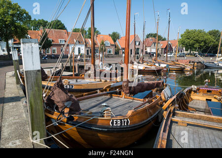 Historische Fischerboote im Hafen der hansestadt Elburg in der niederländischen Sünderstadt Stockfoto