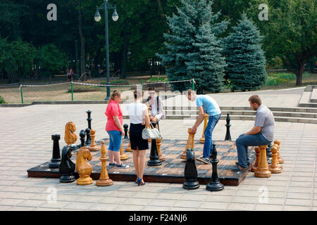 Junge Leute spielen Schach in der Cathedral Park, Chisinau, Moldawien Stockfoto