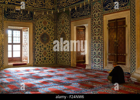 Ein unbekannter Mann betet in der Selimiye-Moschee am 5. Mai 2015 in Edirne, Türkei. Stockfoto