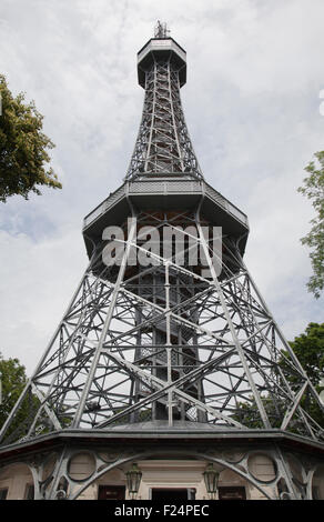 Aussichtsturm Petrin Turm in Prag, Ansicht von unten Stockfoto