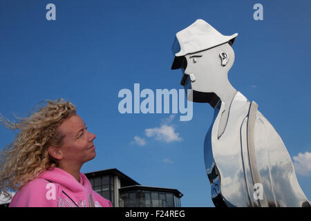 Knott-Ende, Pressal, Lancashire UK. 11. September 2015. Kirkby Harris bewundert die Lowry-Statue von WEC Group Ltd Lehrlinge in preisgekrönten Training Academy in Darwen, die die Statue geschaffen haben, die wurde aus rostfreiem Stahl entwickelt und stehen mehr als 5ft hoch auf der Fähre-Slip-Website erstellt. Das Projekt hat von Tom Elliot, Bereichsleiter bei WEC-Gruppe m-Tec Arm, der architektonischen Metallarbeiten Fertigung spezialisiert, betreut worden und ist die dritte Skulptur Hommage an LS Lowry im Vereinigten Königreich, mit den anderen zwei befindet sich im Mottram und Manchester.  Bildnachweis: Cernan Elias/Alamy Li Stockfoto