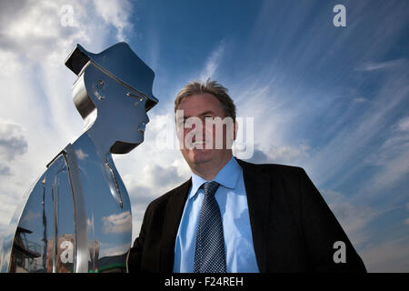 Knott-Ende, Pressal, Lancashire UK. Ausbildung & Development Manager, Kris Mercer mit der Lowry-Statue von WEC Group Ltd Lehrlinge preisgekrönte Ausbildungsakademie in Darwen, die das Werk geschaffen haben, die entwickelt wurde, in Edelstahl und wird erstellt stehen mehr als 5ft hoch auf der Fähre-Slip-Website. Das Projekt hat von Tom Elliot, Bereichsleiter bei WEC-Gruppe m-Tec Arm, der architektonischen Metallarbeiten Fertigung spezialisiert, betreut worden und ist die dritte Skulptur Hommage an LS Lowry im Vereinigten Königreich, mit den anderen zwei befindet sich im Mottram und Manchester.  Bildnachweis: Cernan Elias/Alamy Li Stockfoto