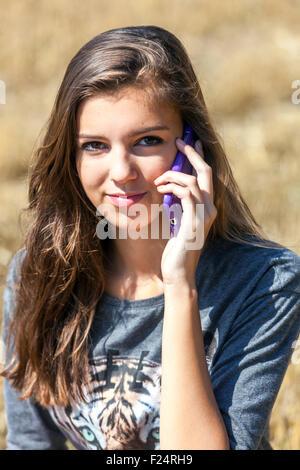 Teenager-Mädchen telefonieren mit Handy Stockfoto