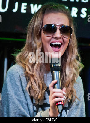 Bala Cynwyd, Pennsylvania, USA. 10. September 2015. Perrie Edwards von British Pop Girlgroup, die kleiner Mix bei Q102 Performance Theater am 10. September 2015 in Bala Cynwyd, Pennsylvania führt, Vereinigte Staaten von Amerika. Bildnachweis: Paul Froggatt/Alamy Live-Nachrichten Stockfoto