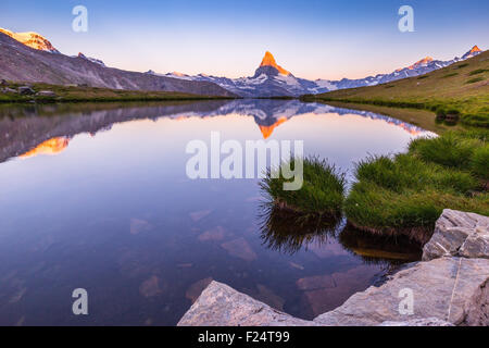 Sonnenaufgang auf dem Matterhorn (Cervino). Blick vom Stellisee See. Alpenlandschaft, See Reflexion. Zermatt, Schweizer Alpen. Schweiz. Europa.