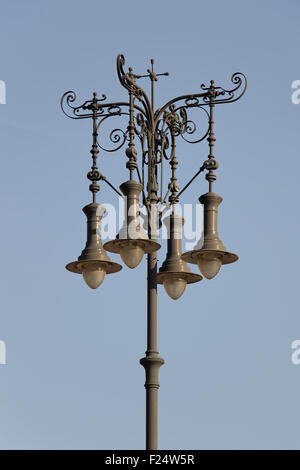 Historische Straßenlaterne gegen blauen Himmel. Stockfoto