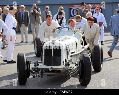 Chichester, West Sussex, UK. 11. September, 2015. Aktion auf dem Goodwood Revival, Chichester, West Sussex. Das Goodwood Revival ist eine dreitägige Autofahren Festival jedes Jahr im September im Goodwood Motor Circuit für Straßenrennen Autos und Motorrad, die in der Schaltung original Zeitraum teilgenommen haben würde – 1948 – 1966. Bildnachweis: Oliver Dixon/Alamy Live-Nachrichten Stockfoto