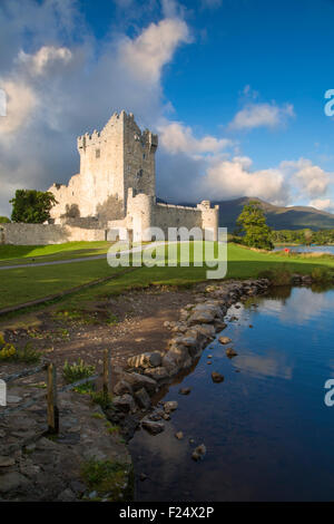 Ross Castle (geb. 15. Jahrhundert) auf Lough Leane in der Nähe von Killarney, County Kerry, Irland Stockfoto