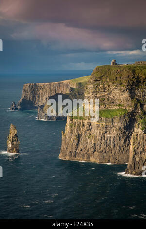 Einstellen von Sonnenlicht über Cliffs of Moher, County Clare, Republik Irland Stockfoto