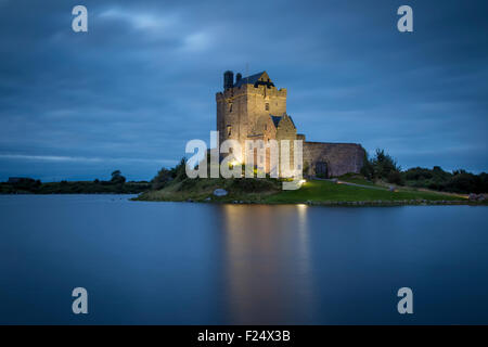 Dämmerung über Dunguaire Castle (geb. 16. Jahrhundert) in der Nähe von Kinvara, County Galway, Irland Stockfoto