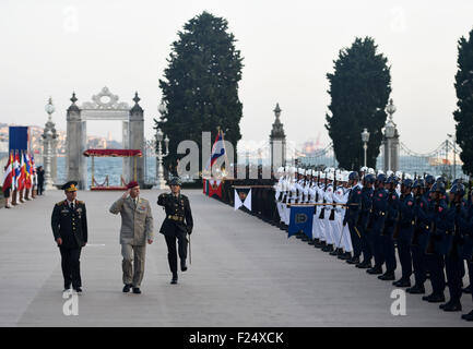 Istanbul, Türkei. 11. September, 2015. Vorsitzender des NATO Military Committee gen Petr Pavel (2 L) und Türkisch-Chef von General Staff General Hulusi Akar (L) der Willkommenszeremonie vor NATO Militär Ausschuss Konferenz 2015, in der Dolmabahce Palast in Istanbul, Türkei, am 11. September 2015 besuchen. Obersten NATO-Befehlshaber treffen sich in Istanbul am Freitag um Sicherheitsprobleme in der Ukraine und Syrien zu diskutieren, wie Spannungen zwischen den Rivalen in der Krise ist. Bildnachweis: He Canling/Xinhua/Alamy Live-Nachrichten Stockfoto