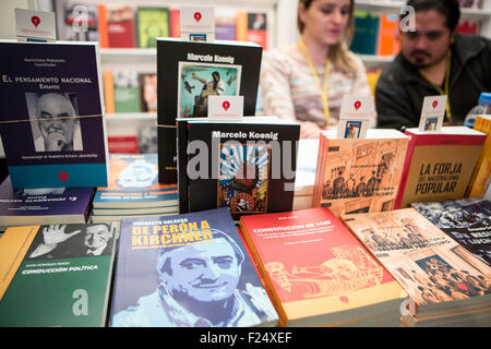 Buenos Aires, Argentinien. 11. September, 2015. Bücher über Peronismus sind auf dem Display in einem Pavillon in der 7. Ausgabe der peronistischen Buchmesse im Evita Museum in Buenos Aires, Argentinien, am 11. September 2015. © Martin Zabala/Xinhua/Alamy Live-Nachrichten Stockfoto