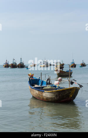 Fischerboote / Boote am Strand von Mui Ne, Vietnam, Stockfoto