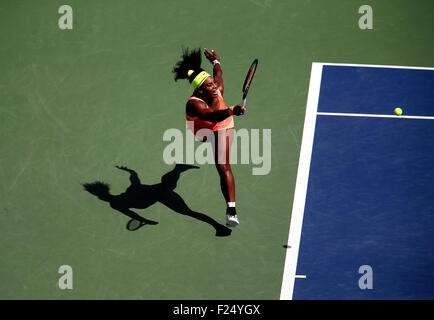 Flushing Meadows, New York, USA. 11. September, 2015. Serena Williams gibt einen Schuss auf Roberta Vinci Italiens in ihrem Halbfinale bei den US Open in Flushing Meadows, New York am Nachmittag des 11. September 2015 zurück.  Vinci gewann das Spiel 2-6, 6-4, 6-4, also Williams-Gebot für ein Grand Slam. Bildnachweis: Adam Stoltman/Alamy Live-Nachrichten Stockfoto