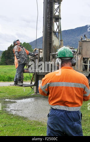 Mannschaft arbeitet ein Bohrgerät auf der Suche nach Bohrung Wasser, Westland Stockfoto