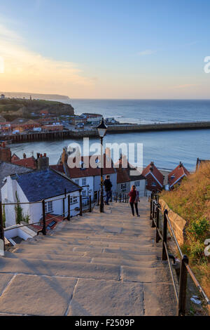 Whitby, North Yorkshire, UK 11. September 2015. Großbritannien Wetter, einen schönen Sonnenuntergang von den 199 Stufen in Whitby, mit Menschen, die die Aussicht genießen. Bildnachweis: Christopher Smith/Alamy Live News Stockfoto