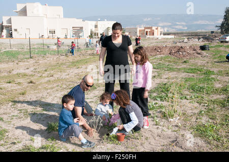 Familie pflanzt Bäume Laube am (Tu Beshvat), Israel Stockfoto