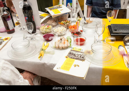 Gefilte Fisch mit Karotten. Ein traditionelles Askenazi jüdischen festliches Gericht von pochierten Fisch Bratlinge gemacht aus einer Mischung von Boden debon Stockfoto