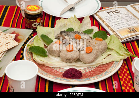 Gefilte Fisch mit Karotten. Ein traditionelles Askenazi jüdischen festliches Gericht von pochierten Fisch Bratlinge gemacht aus einer Mischung von Boden debon Stockfoto