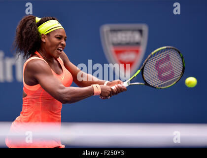 New York, USA. 11. September, 2015. Serena Williams aus den USA gibt einen Schuss auf Roberta Vinci Italiens während ihre Frauen Singles Halbfinale bei den 2015 US Open in New York, Vereinigte Staaten, 11. September 2015 zurück. Serena Williams verlor mit 1: 2. Bildnachweis: Yin Bogu/Xinhua/Alamy Live-Nachrichten Stockfoto