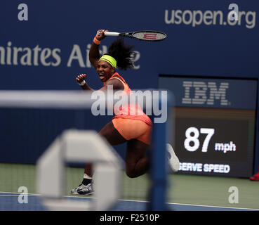 Flushing Meadows, New York, USA. 11. September, 2015. Serena Williams gibt einen Schuss auf Roberta Vinci Italiens in ihrem Halbfinale bei den US Open in Flushing Meadows, New York am Nachmittag des 11. September 2015 zurück.  Vinci gewann das Spiel 2-6, 6-4, 6-4, also Williams-Gebot für ein Grand Slam. Bildnachweis: Adam Stoltman/Alamy Live-Nachrichten Stockfoto