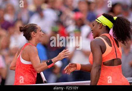 New York, USA. 11. September, 2015. Roberta Vinci (L) von Italien grüßt Serena Williams aus den USA nach dem Wettkampf, während die Frauen Singles Halbfinale bei den 2015 US Open in New York, Vereinigte Staaten, 11. September 2015. Roberta Vinci war nach dem Sieg gegen Serena Williams 2: 1 für das Finale qualifiziert. Bildnachweis: Yin Bogu/Xinhua/Alamy Live-Nachrichten Stockfoto