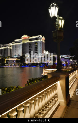 Gehweg in der Nacht entlang dem Bellagio Hotel und Casino tanzenden Fontänen Teich entlang des Las Vegas Strip in Las Vegas Nevada Stockfoto