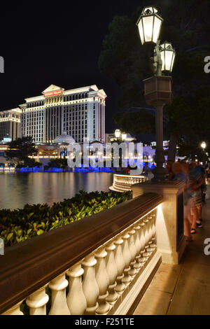 Gehweg in der Nacht entlang dem Bellagio Hotel und Casino tanzenden Fontänen Teich entlang des Las Vegas Strip in Las Vegas Nevada Stockfoto