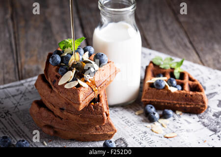 Schokolade Waffeln zum Frühstück mit Milch und Beeren Stockfoto